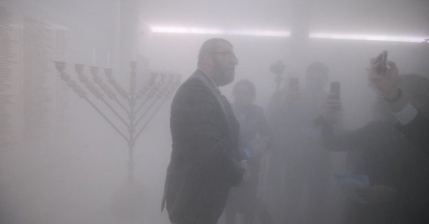 Poseł Grzegorz Braun wykluczony z udziału w posiedzenia Sejmu po zgaszeniu gaśnicą menory chanukowej