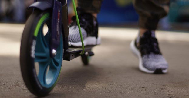 Zderzyły się dwie hulajnogi. Kobieta trafiła do szpitala, mężczyzna był nietrzeźwy