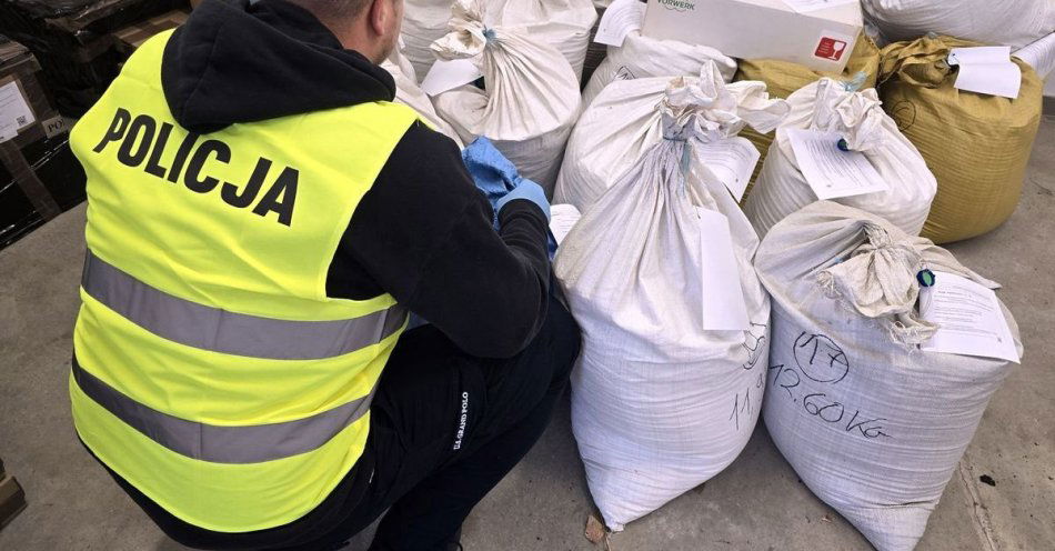 zdjęcie: Policja z Rybnika przejęła ponad 800 kg nielegalnego tytoniu / fot. KMP w Rybniku