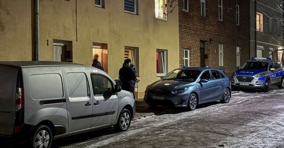 zdjęcie: Chełmno. Prokuratura: sekcja zwłok matki i trójki dzieci potwierdziła zatrucie czadem / Chełmno, 15.01.2026. Miejsce śmierci matki i trójki dzieci wskutek zatrucia tlenkiem węgla w kamienicy w śródmieściu Chełmna, 15 bm. Wszystko wskazuje na to, że przyczyną zaczadzenia był ulatniający się gaz z instalacji przepływowego podgrzewacza wody. (ad) PAP/Tomasz Więcławski  ***Do tego materiału zdjęciowego dostępna jest również depesza w systemie CSI, pt.: Kujawsko-pomorskie/ Matka i troje dzieci ofiarami czadu***