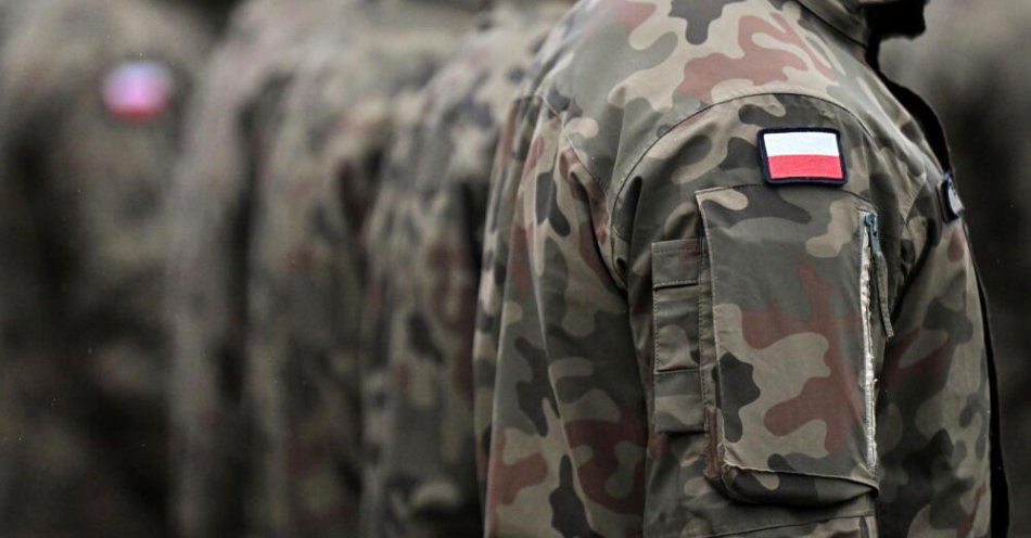 zdjęcie: Projekt rozporządzenia: w 2026 r. przewiduje się powołanie do 13,5 tys. osób do zawodowej służby wojskowej / Kielce, 13.11.2024. Żołnierze podczas uroczystego apelu z okazji przekazania Flagi Rzeczypospolitej Polskiej Centrum Przygotowań do Misji Zagranicznych w Kielcach, 13 bm. (pp/ibor) PAP/Piotr Polak