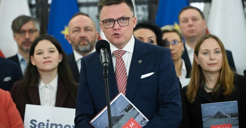 zdjęcie: Hołownia: chcę przekazać obowiązki Włodzimierzowi Czarzastemu w jak najbardziej płynny sposób / Warszawa, 13.11.2025. Marszałek Sejmu Szymon Hołownia (C) podczas konferencji prasowej w Sejmie w Warszawie, 13 bm. Szymon Hołownia podpisał rezygnację z funkcji marszałka Sejmu. Wybór nowego marszałka Sejmu ma odbyć się 18 listopada, na kolejnym posiedzeniu izby. (jm) PAP/Marcin Obara