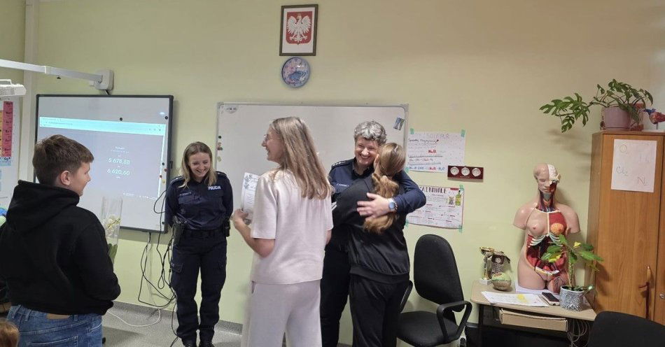 zdjęcie: Dzielnicowa opowiadała o służbie w szkole swoich dzieci / fot. KPP w Bartoszycach spotkanie dzielnicowej-mamy w SP Galiny