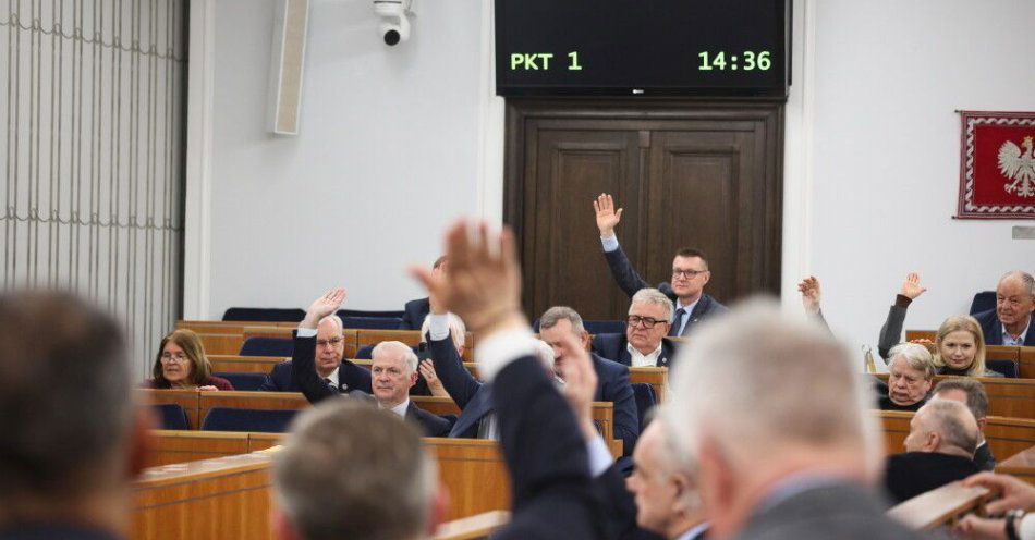 zdjęcie: Senat przyjął bez poprawek ustawy, umożliwiające obniżkę cen paliw na stacjach / Warszawa, 27.03.2026. Głosowanie na sali obrad Senatu, 27 bm. Wyższa izba parlamentu zajmuje się projektami nowelizacji ustaw o zapasach ropy naftowej, produktów naftowych i gazu ziemnego oraz zasadach postępowania w sytuacjach zagrożenia bezpieczeństwa paliwowego państwa i zakłóceń na rynku naftowym oraz ustawy o Krajowej Administracji Skarbowej. (aldg) PAP/Leszek Szymański