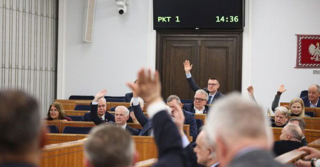 Senat przyjął bez poprawek ustawy, umożliwiające obniżkę cen paliw na stacjach