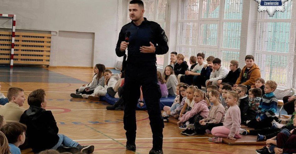 zdjęcie: Profilaktyk uczy pierwszej pomocy i zasad zachowania przy blackoutcie / fot. KPP w Zawierciu