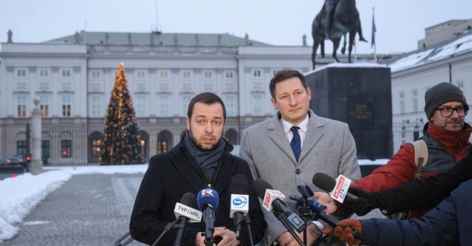 zdjęcie: Romowicz: pokazaliśmy prezydentowi wszystkie inicjatywy ustawodawcze Polski 2050 / Warszawa, 29.01.2026. Wiceprzewodniczący KP Polska 2050 Bartosz Romowicz (L) oraz sekretarz klubu Kamil Wnuk (P) podczas konferencji prasowej przed Pałacem Prezydenckim po spotkaniu z prezydentem Karolem Nawrockim, 29 bm. W Pałacu odbywają się spotkania przedstawicieli klubów parlamentarnych i kół z prezydentem RP. Udziału w spotkaniu odmówiły kluby KO i Lewicy. (jm) PAP/Rafał Guz