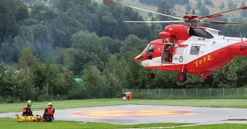 zdjęcie: Rekordowe wakacje TOPR w polskich Tatrach. O 32 proc. więcej ratowanych osób, 7 wypadków śmiertelnych / Zakopane, 08.08.2026. Ratownicy TOPR przetransportowali śmigłowcem, do szpitala w Zakopanem rannego turystę, 8 bm. Do wypadku doszło w Tatrach Zachodnich w rejonie Starorobociańskiego Wierchu. Mężczyzna spadł z grani doznając obrażeń. Z powodu niskiego pułapu chmur początkowo ratownicy nie mogli korzystać z pomocy śmigłowca, wieczorem po poprawie pogody turystę przetransportowano do Zakopanego. (mr) PAP/Grzegorz Momot