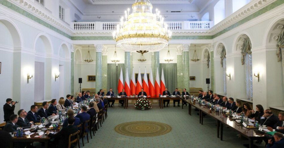 zdjęcie: Prezydent Nawrocki rozważa zwołanie Rady Gabinetowej ws. sytuacji w ochronie zdrowia / Warszawa, 27.08.2025. Posiedzenie Rady Gabinetowej w Pałacu Prezydenckim w Warszawie, 27 bm. (mr) PAP/Albert Zawada