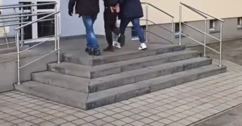 zdjęcie: Strzały z broni czarnoprochowej uszkodziły dom w Trzciance / fot. KPP Czarnków Zniszczył mienie, oddając strzały z broni czarnoprochowej