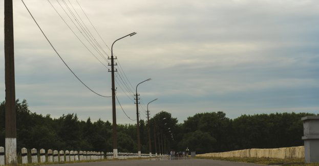 DK80 zablokowana w Strzyżawie; linia energetyczna nad jezdnią