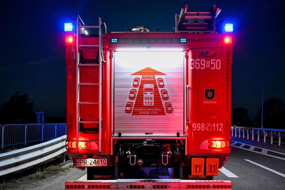 zdjęcie: PSP: w poniedziałek 673 interwencje związane z gwałtownymi zjawiskami pogodowymi / Medyka, 10.10.2024. Samochód OSP na miejscu wypadku w Medyce, 10 bm. PAP/Darek Delmanowicz