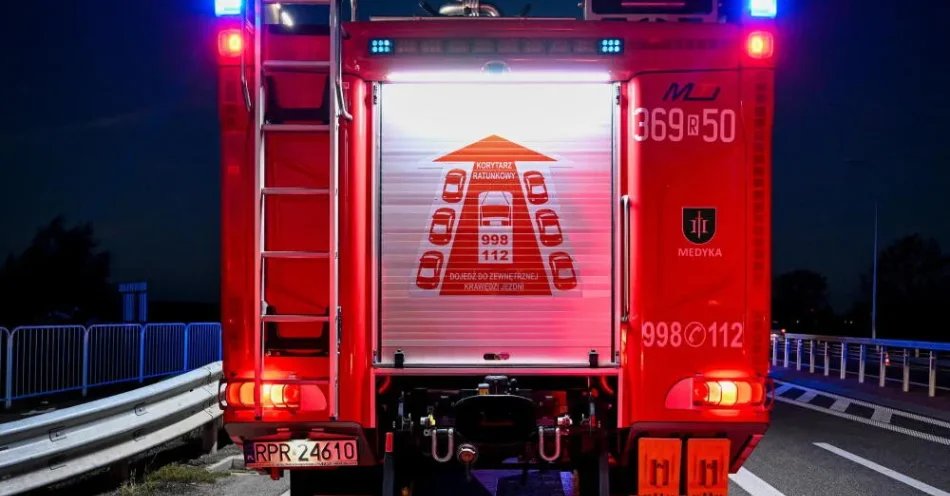 zdjęcie: PSP: w poniedziałek 673 interwencje związane z gwałtownymi zjawiskami pogodowymi / Medyka, 10.10.2024. Samochód OSP na miejscu wypadku w Medyce, 10 bm. PAP/Darek Delmanowicz