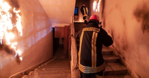 Niedopałek możliwą przyczyną nocnego pożaru w bloku w Jaworznie