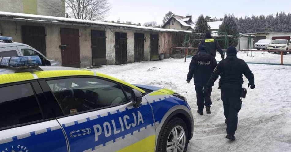 zdjęcie: Chojnice: patrole pomagają bezdomnym podczas mrozów / fot. KPP w Chojnicach