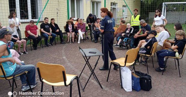 Bezpieczeństwo na wakacjach - spotkanie policjantów z młodzieżą z wiejskiej świetlicy w Klępczewie
