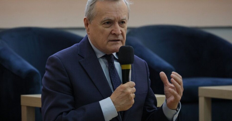 zdjęcie: Gliński na konwencji PiS: w Warszawie mamy układ oligarchiczny i katastrofalne zarządzanie / Warszawa, 06.12.2025. Poseł PiS Piotr Gliński przemawia podczas pierwszej warszawskiej konwencji programowej PiS „Myśląc: Warszawa”, 6 bm. w Warszawie. Wydarzenie gromadzi przedstawicieli Prawa i Sprawiedliwości, a także reprezentantów różnych środowisk opozycyjnych i samorządowych stolicy. Celem konwencji jest wspólna refleksja nad przyszłością Warszawy oraz wypracowanie rozwiązań, które pozwolą budować nowoczesne, bezpieczne i przyjazne mieszkańcom miasto. W programie przewidziano osiem paneli