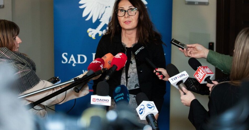 zdjęcie: Wiceprezes sądu w Jeleniej Górze: sąd zastosował wobec 12-latki środek tymczasowy / Jelenia Góra, 17.12.2025. Wiceprezes Sądu Rejonowego w Jeleniej Górze Agnieszka Makowska podczas spotkania z dziennikarzami, 17 bm. w Jeleniej Górze. Spotkanie dotyczyło zabójstwa 11-letniej Danuty, do którego doszło 15 bm. (sko) PAP/Krzysztof Ćwik