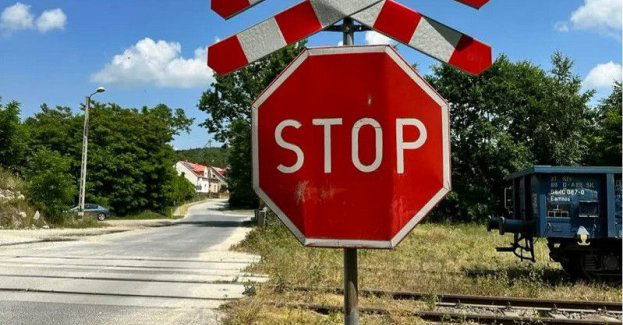 Zatrzymaj się i żyj: bezpieczeństwo na przejazdach kolejowych