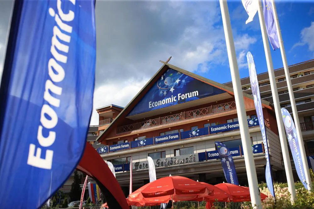 zdjęcie: Rozpoczyna się 35. Forum Ekonomiczne w Karpaczu / Karpacz, 03.09.2025. Hotel Gołębiewski w Karpaczu, 3 bm. gdzie trwa XXIV Forum Ekonomiczne. Tegoroczna edycja wydarzenia odbywa się pod hasłem „Czas transformacji - jaka będzie Europa przyszłości?”. (doro) PAP/Jarek Praszkiewicz