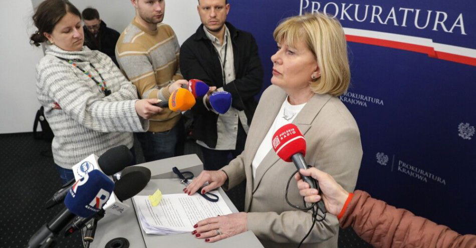 zdjęcie: Prokuratura: czynności prowadzone są wobec b. rzeczników dyscyplinarnych, a nie wobec KRS / Warszawa, 21.01.2026. Rzeczniczka prasowa Prokuratora Generalnego, prokurator Anna Adamiak (P) podczas briefingu prasowego w siedzibie Prokuratury Krajowej w Warszawie, 21 bm. Konferencja dotyczyła czynności procesowych przeprowadzanych w siedzibie biura Rzecznika Dyscyplinarnego Sędziów Sądów Powszechnych. (sko) PAP/Tomasz Gzell