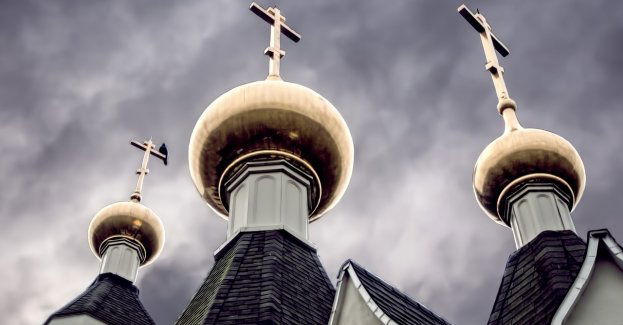 Policja zatrzymała nastolatków - namalowali na kościele napisy, w tym wulgarne