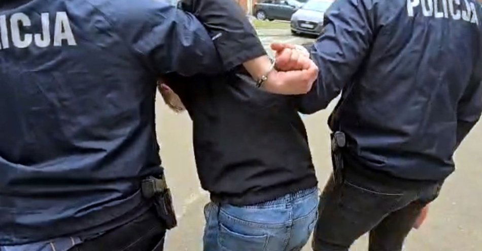 zdjęcie: Zatrzymano oszustów którzy wyłudzili 136 tys. zł od seniorki / fot. KMP w Elblągu