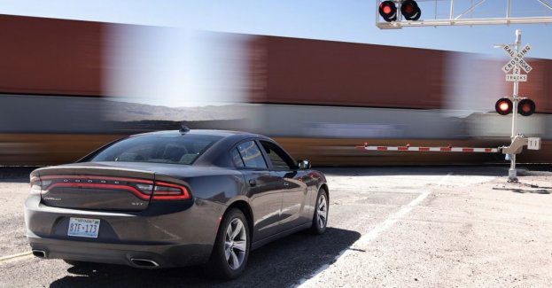 Jedna osoba poszkodowana w zderzeniu samochodu osobowego z pociągiem w Charnowie