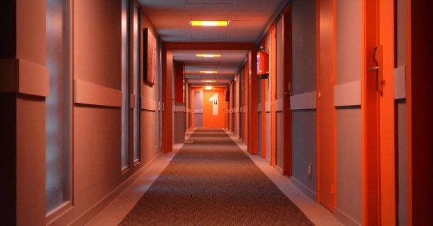 Awanturował się w hotelu, a gdy zabrali go policjanci, chciał ich przekupić