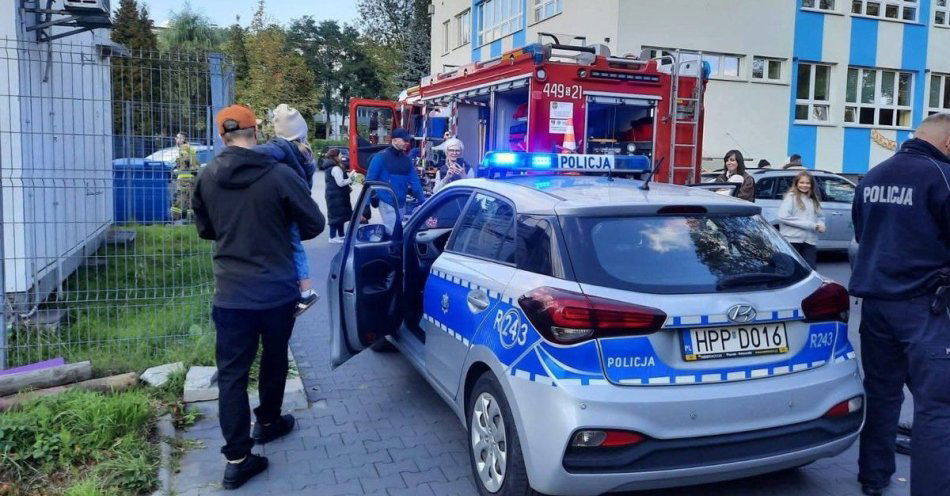 zdjęcie: Sznupek i dzielnicowi na pikniku w Przedszkolu nr 14 / fot. KMP w Dąbrowie Górniczej