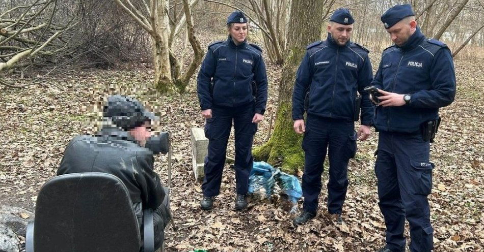 zdjęcie: Młodzi policjanci i dzielnicowi dbają o bezpieczeństwo / fot. KPP w Sławnie
