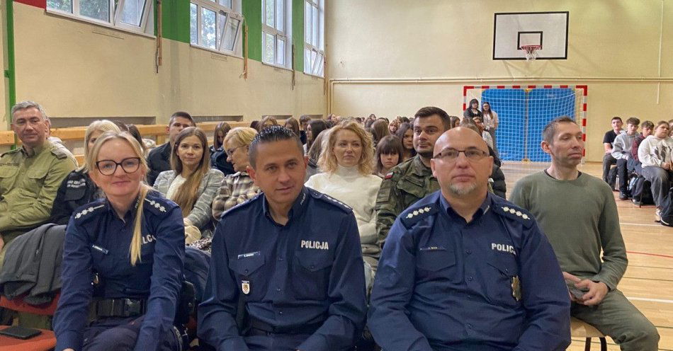 zdjęcie: Kariera w mundurze przyciągnęła młodzież do CKZiU / fot. KPP w Strzelinie „KARIERA W MUNDURZE”