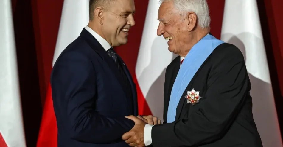 zdjęcie: Prezydent: pytanie, ile dziś jest „Solidarności” w niepodległej Polsce / Gdańsk, 31.08.2026. Prezydent RP Karol Nawrocki (L) wręcza Order Orła Białego działaczowi opozycji antykomunistycznej w PRL, członkowi Kolegium Instytutu Pamięci Narodowej Krzysztofowi Wyszkowskiemu (P) podczas uroczystego posiedzenia Zarządu Regionu Gdańskiego NSZZ