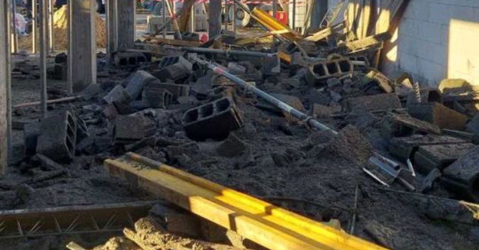 zdjęcie: Zawalony strop podczas zalewania betonu trzy osoby ranne / fot. KPP Radzyń Podlaski