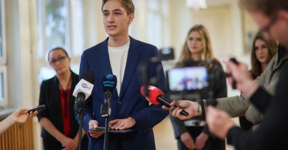 zdjęcie: Akcja Uczniowska chce „Szczytu edukacyjnego”. MEN zapewnia, że jest w kontakcie z uczniami / Warszawa, 09.12.2025. Założyciel i przewodniczący Akcji Uczniowskiej Paweł Mrozek podczas konferencji prasowej w Szkole Podstawowej nr 103 w Warszawie, 9 bm. Tematem konferencji jest podsumowanie dwóch lat minister Barbary Nowackiej w MEN oraz apel do Prezydenta i Premiera o zwołanie ponadpolitycznego „Szczytu Edukacyjnego”. Konferencja organizowana jest przez m.in. Stowarzyszenie Głos Pokolenia. (sko) PAP/Leszek Szymański