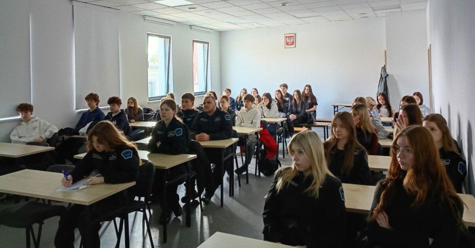 zdjęcie: Młodzież poznawała metody walki z przestępczością w KPP Inowrocław / fot. KPP Inowrocław