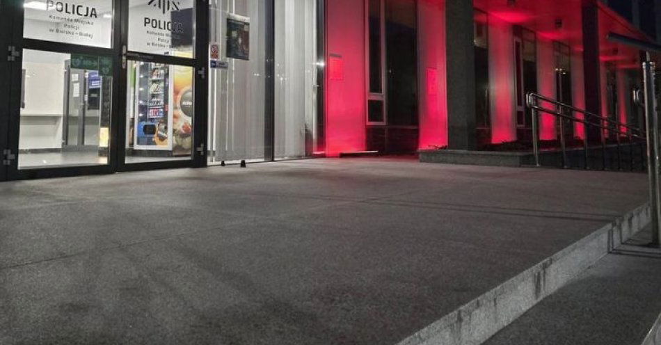 zdjęcie: Bielska policja na czerwono przeciwko przemocy wobec dzieci / fot. KMP w Bielsku-Białej