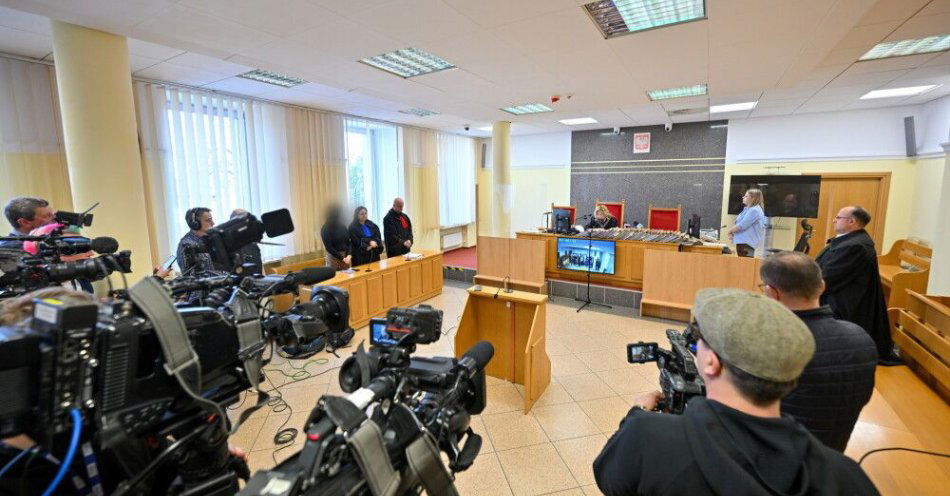 zdjęcie: Właściciel schroniska dla zwierząt w Sobolewie skazany na 1,5 roku więzienia / Garwolin, 23.03.2026. Sędzia Agata Bańska-Baran (3P) i adwokat Grzegorz Gałacki (P) na sali Sądu Rejonowego w Garwolinie, 23 bm. Sąd ma wydać wyrok na właściciela zamkniętego schroniska „Happy Dog” w Sobolewie. Mężczyźnie grozi do pięciu lat pozbawienia wolności. (ad) PAP/Przemysław Piątkowski