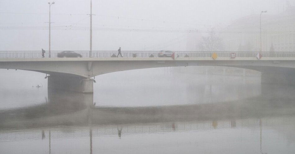 zdjęcie: Zamglenia, mgły i mżawki – pogoda na najbliższe dwa dni / Wrocław, 13.12.2025. Most Pokoju we Wrocławiu w gęstej mgle, 13 bm. Instytut Meteorologii i Gospodarki Wodnej wydał ostrzeżenie I stopnia przed mgłami dla dziewięciu województw.(sko) PAP/Maciej Kulczyński