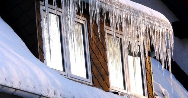 Mężczyzna zmarł podczas odśnieżania dachu