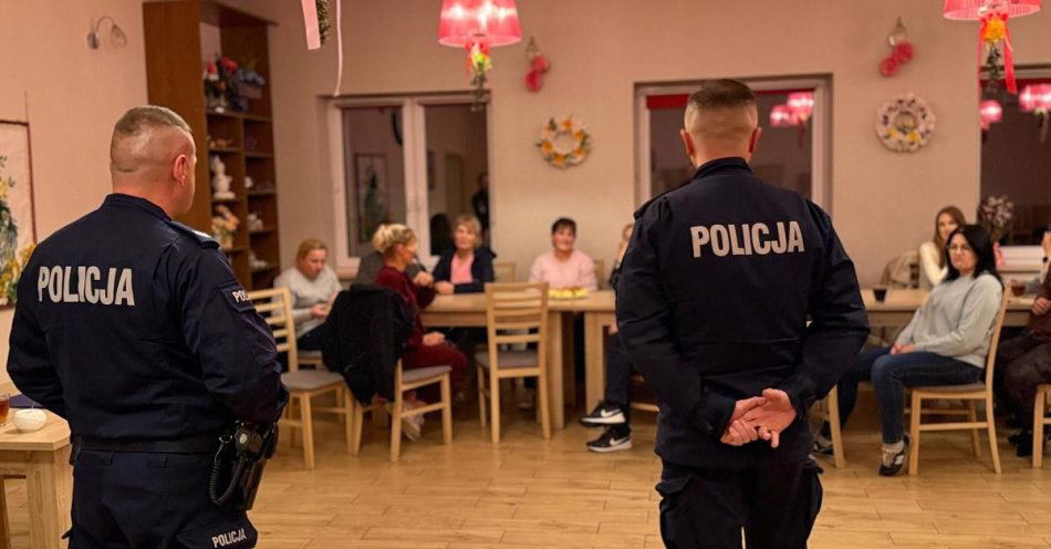 zdjęcie: Policja uczy seniorów jak nie dać się oszustom / fot. KPP Siemiatycze