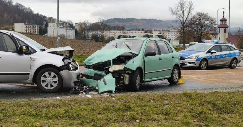 zdjęcie: Czołowe zderzenie na Wałbrzyskiej. Pasażerka ranna / fot. KPP w Kamiennej Górze
