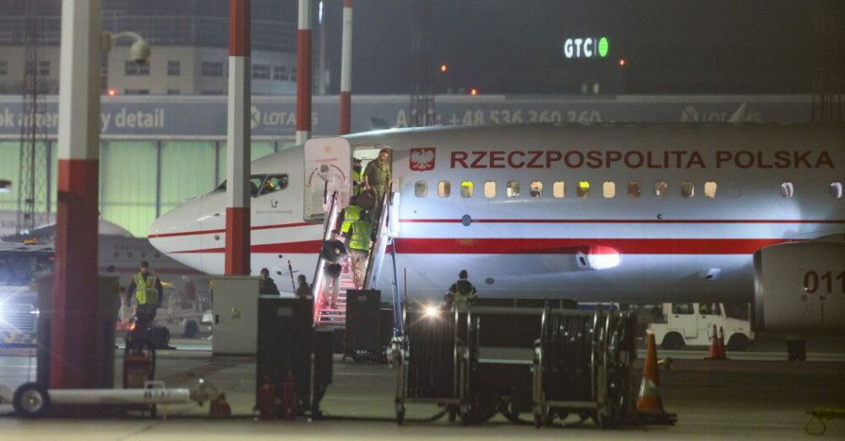 zdjęcie: DORSZ: pierwsza grupa Polaków ewakuowanych z Bliskiego Wschodu dotarła do Polski / Warszawa, 06.03.2026. Jeden z samolotów Sił Powietrznych RP z Polakami ewakuowanymi z Bliskiego Wschodu po wylądowaniu na lotnisku Okęcie w Warszawie, 6 bm. Dwa rządowe samoloty Boeing-737 biorą udział w misji ewakuacji polskich obywateli z portu lotniczego Muskat w Omanie. W pierwszej kolejności ewakuowano osoby potrzebujące pomocy medycznej. (jm) PAP/Leszek Szymański