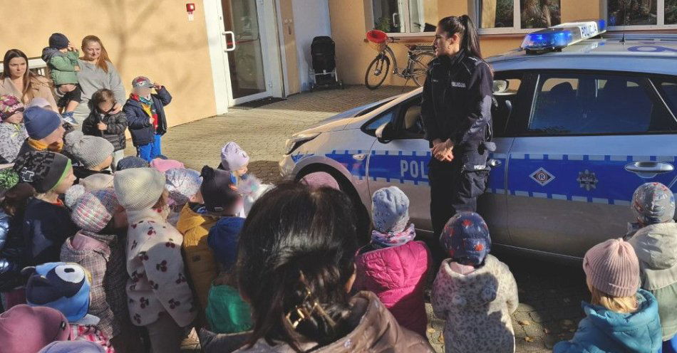 zdjęcie: Policjantka uczyła przedszkolaków zasad bezpieczeństwa / fot. KPP w Grodzisku Mazowieckim
