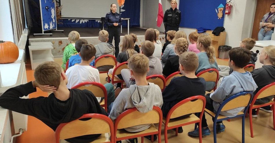 zdjęcie: Policjantki uczą młodzież o cyberprzemocy i odpowiedzialności / fot. KPP w Drawsku Pomorskim