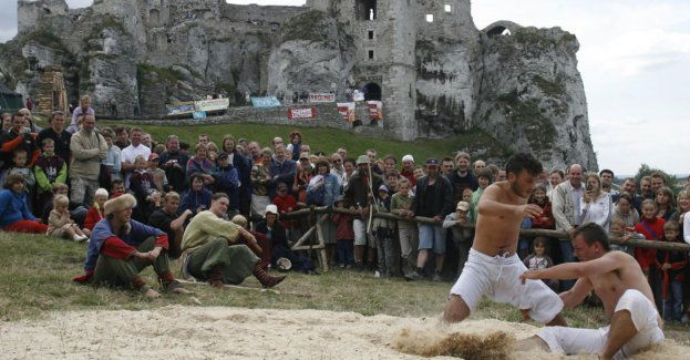 Zamek w Ogrodzieńcu organizuje wakacyjne imprezy w tym turniej rycerski