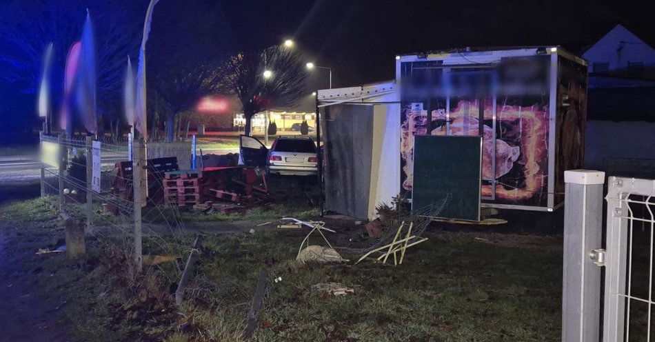 zdjęcie: Nietrzeźwy kierowca BMW uszkodził ogrodzenie i wyposażenie / fot. KPP Piła