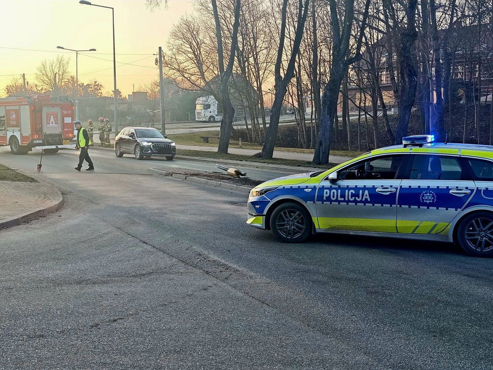 zdjęcie: Kolizja na ul. Jaracza w Węgorzewie 79 letni kierujący uderzył w znak / fot. KPP w Węgorzewie Miejsce zdarzenie drogowego