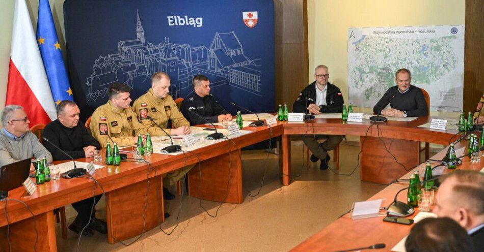 zdjęcie: Premier o sytuacji pogodowej: proszę, by duch mobilizacji nas nie opuszczał / Elbląg, 03.01.2026. Premier Donald Tusk (P), wojewoda warmińsko-mazurski Radosław Król (2P), Komendant Powiatowy PSP w Ostródzie mł. bryg. Rafał Napiórkowski (4P), Komendant Miejski PSP w Elblągu mł. bryg. Bogdan Grzymowicz (3L) i wojewódzki Komendant Policji w Olsztynie insp. Mirosław Elszkowski (3P) na odprawie szefa rządu z przedstawicielami służb, 3 bm. w Delegaturze Warmińsko-Mazurskiego Urzędu Wojewódzkiego w Elblągu. Spotkanie zorganizowano w związku z sytuacją pogodową na terenie kraju.