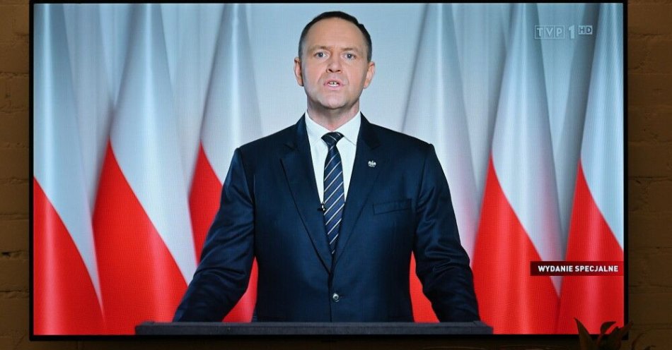 zdjęcie: Sondaż dla Radia ZET: sprzeciw prezydenta ws. SAFE nie jest zgodny z interesem Polski / Wrocław, 12.03.2026. Transmitowane w telewizji orędzie prezydenta RP Karola Nawrockiego oglądane w jednym z mieszkań we Wrocławiu, 12 bm. Prezydent ogłosił, że nie podpiszę ustawy wdrażającej unijny program SAFE. (mr) PAP/Maciej Kulczyński
